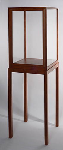 Quadratische Vitrine mit Tür