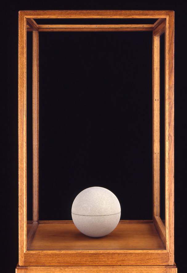 James Lee Byars, "The Sphere Book", 1980, Berner Sandstein, 2-teilig, Ø 17 cm "The Sphere Book", 1980, Berner Sandstein, 2-teilig, Ø 17 cm, Courtesy Galerie Michael Werner Märkisch Wilmersdorf, Köln & New York